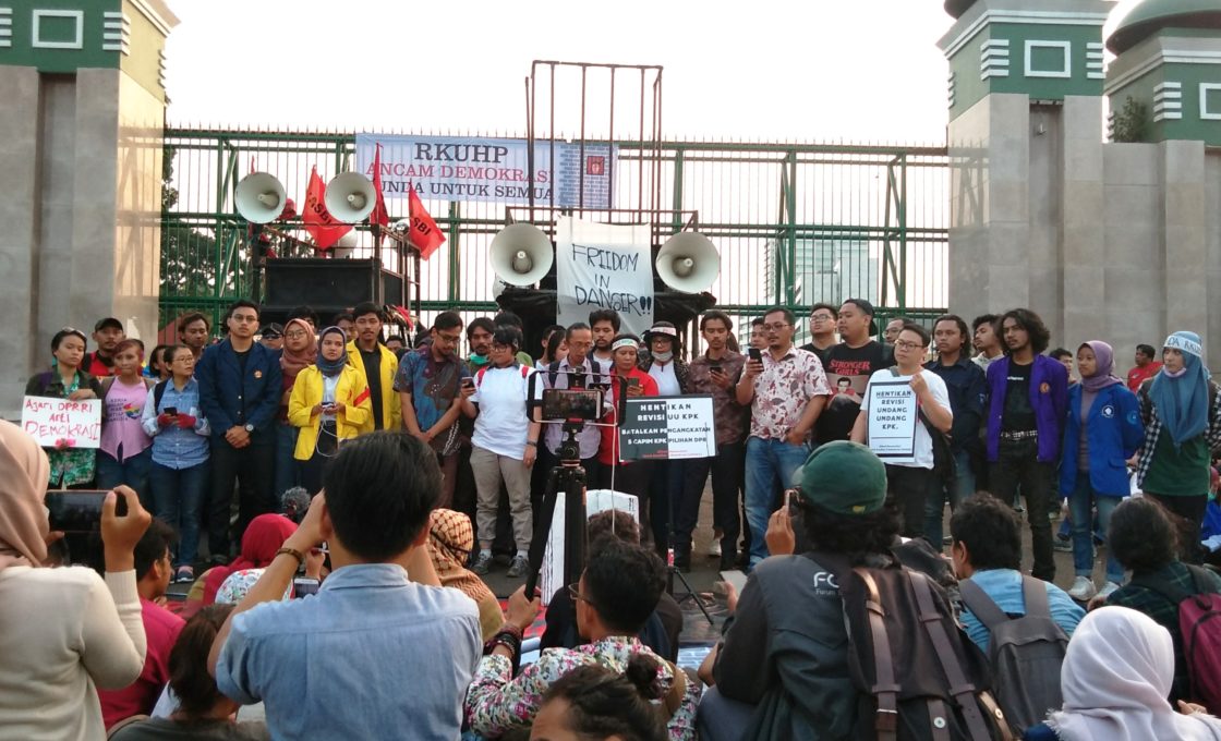 Tolak Pengesahan RKUHP, Masyarakat Sipil dan Mahasiswa Demo Depan DPR