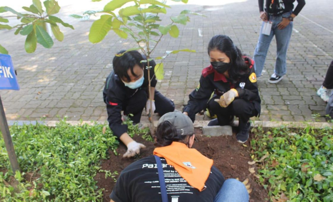 Memperingati Hari Bumi, Girigahana Melakukan Tanam Pohon di Lingkungan UPNVJ