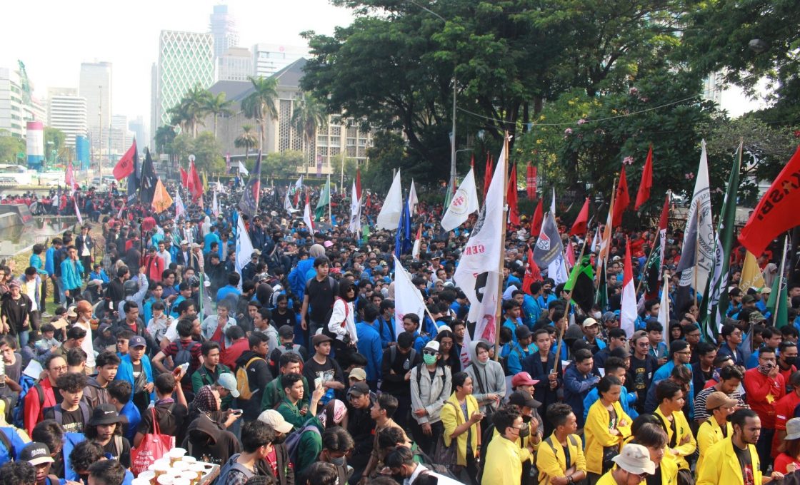 Massa Aksi Padati Patung Arjuna Wiwaha: Bentuk Perlawanan Tolak Kenaikan BBM