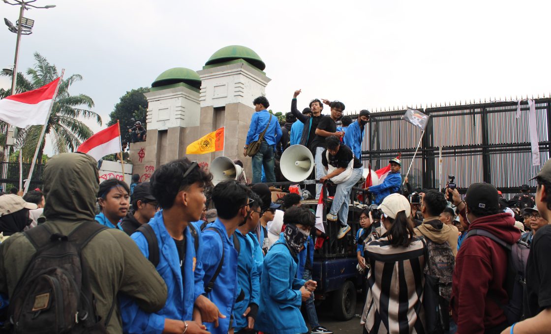 Gelar Aksi Depan Gedung DPR, Masyarakat Tuntut Kesejahteraan Ekonomi di Indonesia