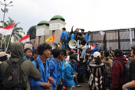 Gelar Aksi Depan Gedung DPR, Masyarakat Tuntut Kesejahteraan Ekonomi di Indonesia