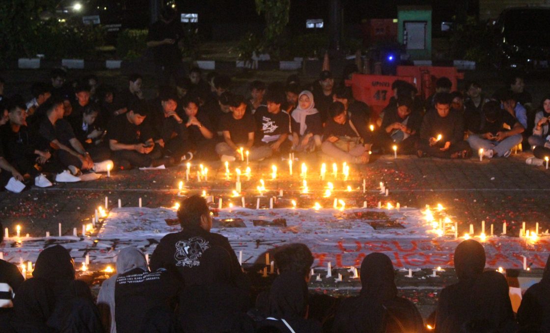 Aksi Seribu Lilin UPNVJ Terangi Ingatan Pelanggaran HAM di September Hitam