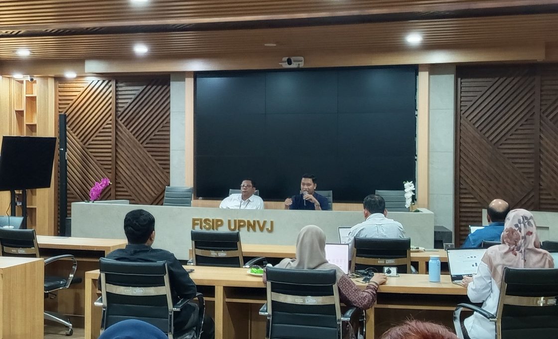 KEMA FISIP Gelar Aksi Pemasangan Poster Imbas Semrawut Sarana dan Prasarana Kampus