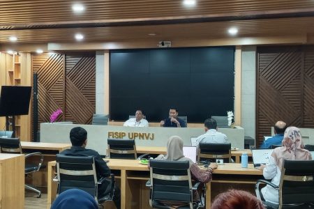 KEMA FISIP Gelar Aksi Pemasangan Poster Imbas Semrawut Sarana dan Prasarana Kampus