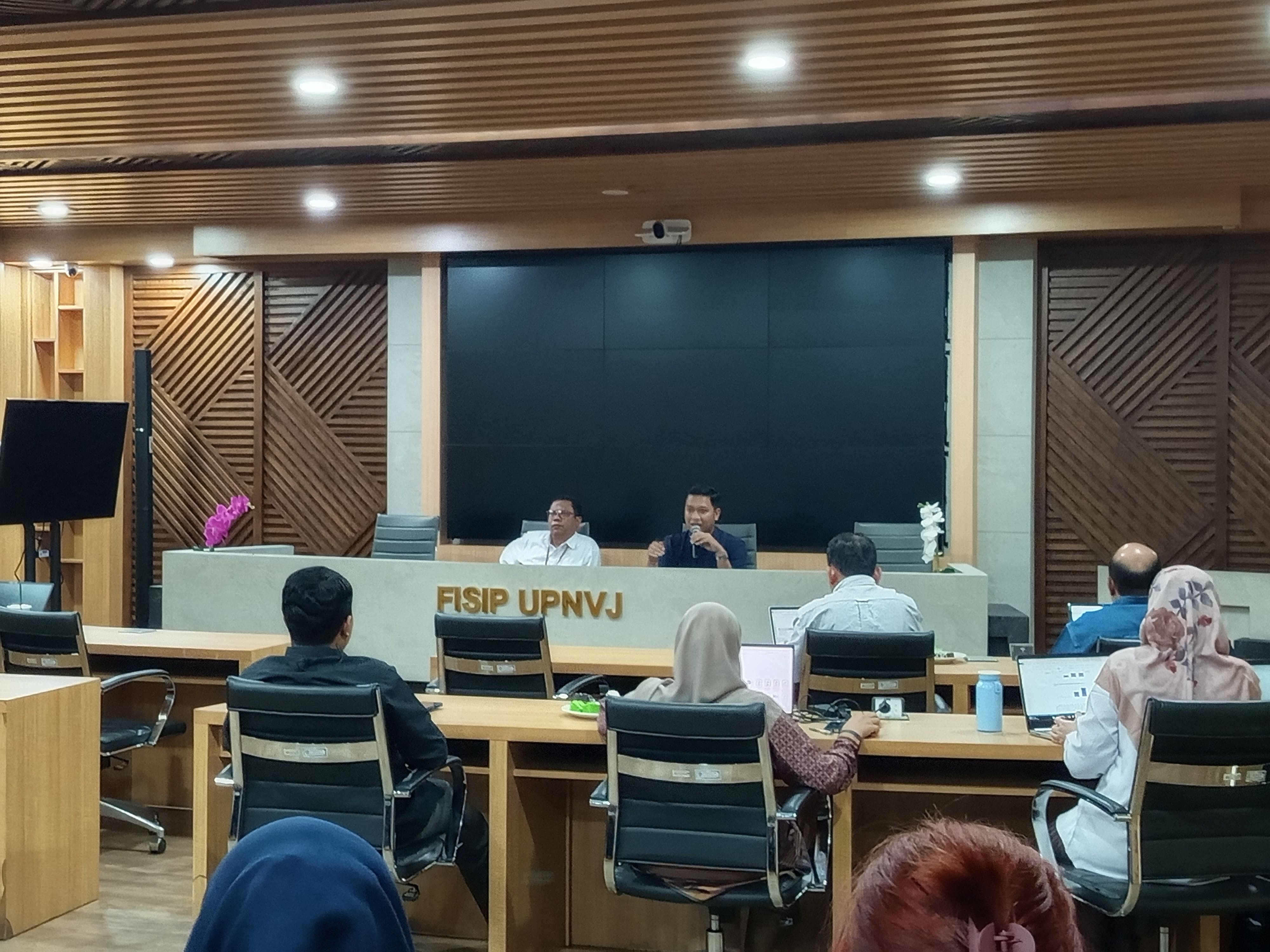 KEMA FISIP Gelar Aksi Pemasangan Poster Imbas Semrawut Sarana dan Prasarana Kampus