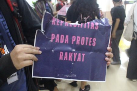 Sidang Putusan Praperadilan Delpedro Dililit Represifitas Aparat