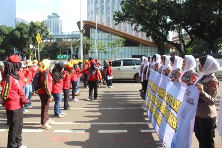Aksi Hari Perempuan Internasional Terhadang Barikade Aparat