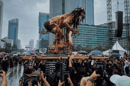 Meski Diguyur Hujan, Semangat Keagamaan tetap Warnai Pawai Ogoh-Ogoh di Bundaran HI