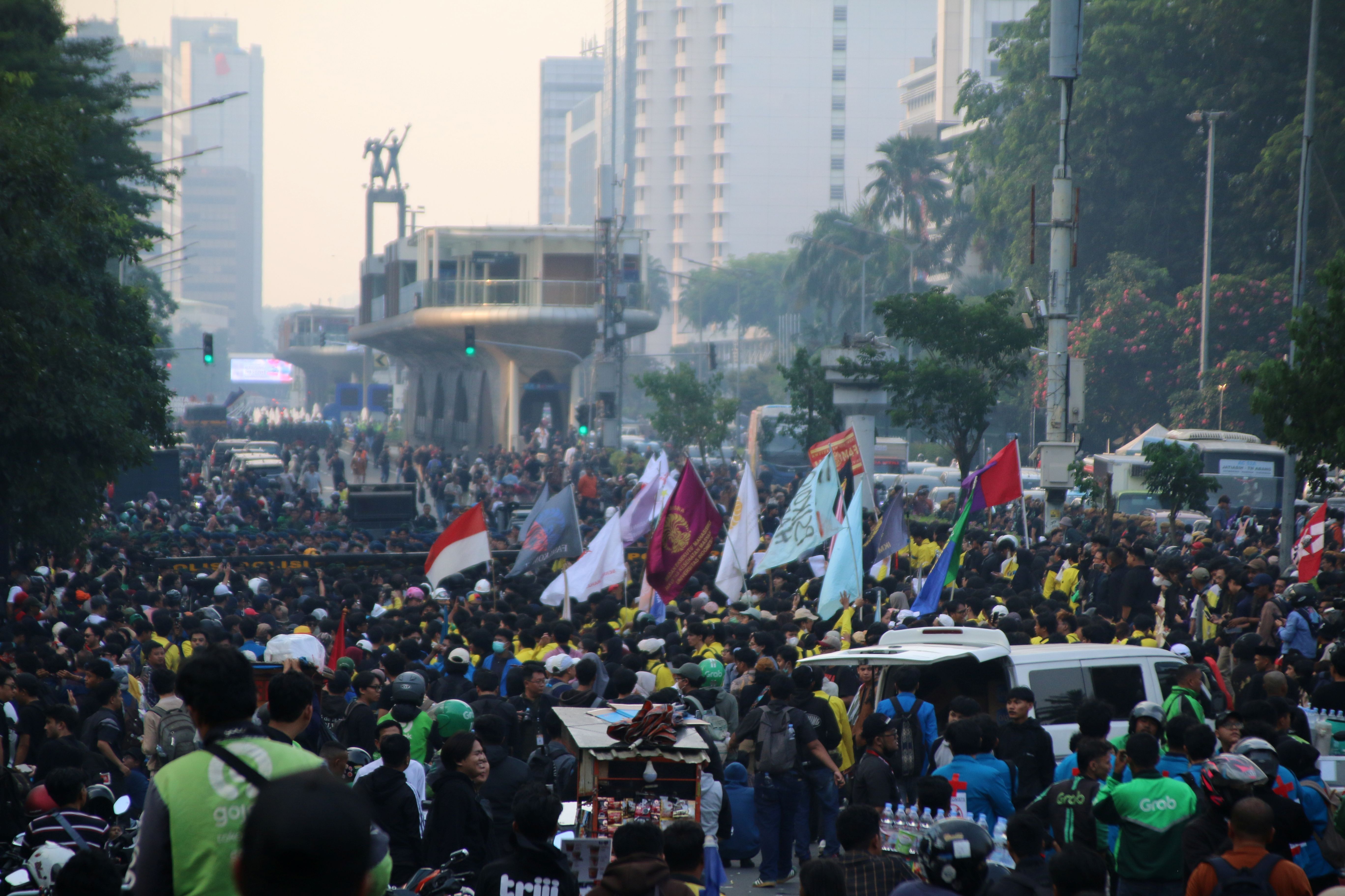 Blokade Aparat Warnai Aksi Demonstrasi #MenujuIndonesiaBangkrut di Bundaran HI
