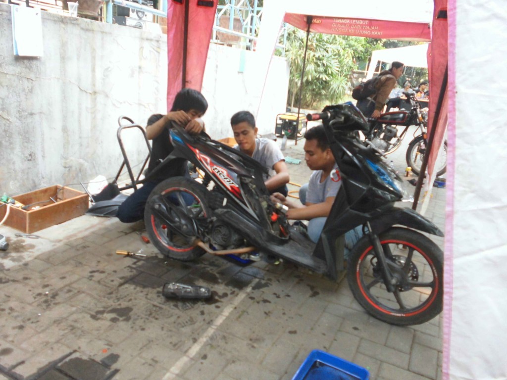 Bengkel Baru, Mahasiswa Mesin Berikan Servis Motor Gratis
