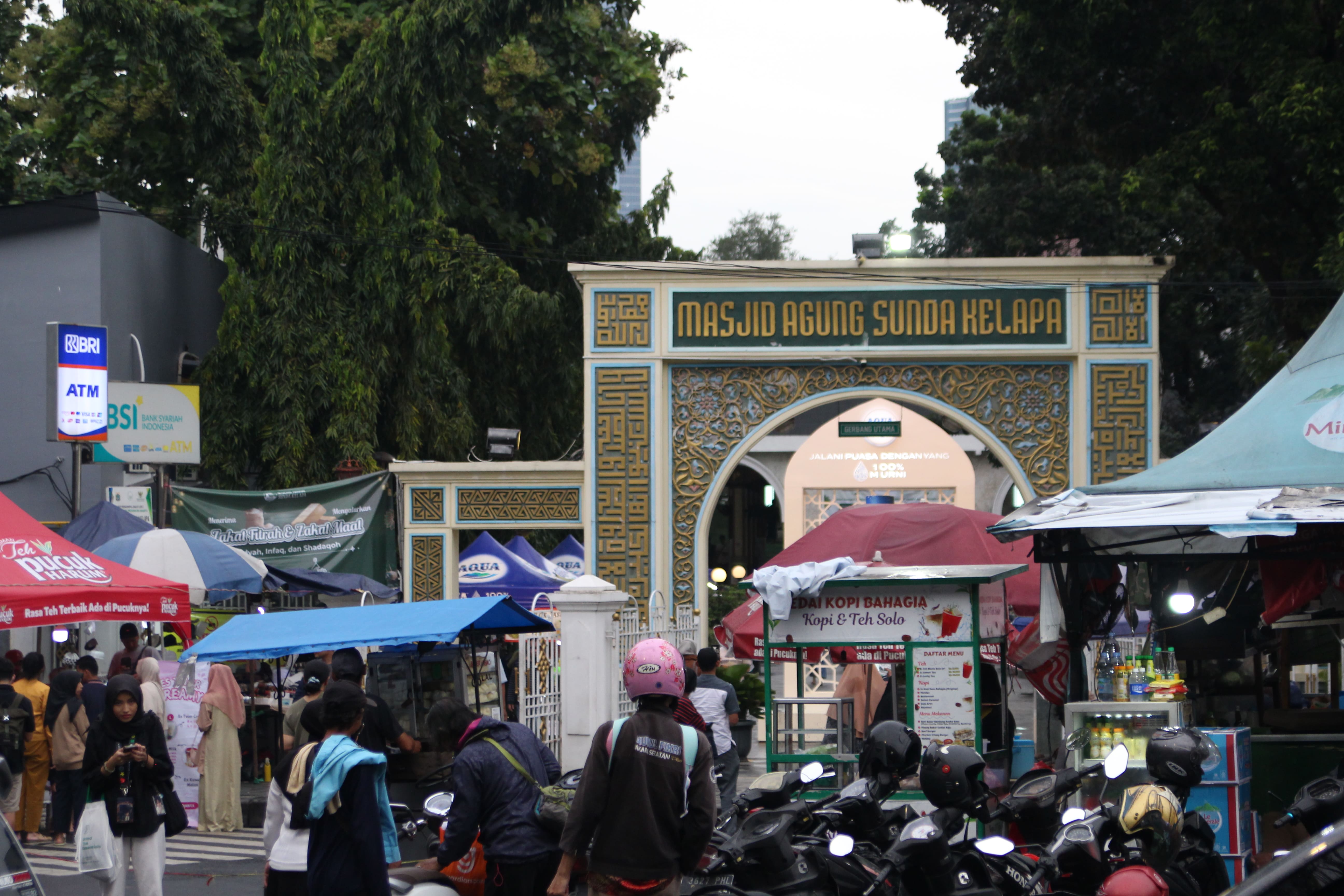 Teduhnya Suasana Berburu Takjil di Masjid Agung Sunda Kelapa