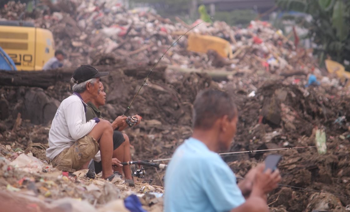 Pemulung di Tengah Kota Memikul Sistem Jaminan  Sosial yang Belum Merangkul