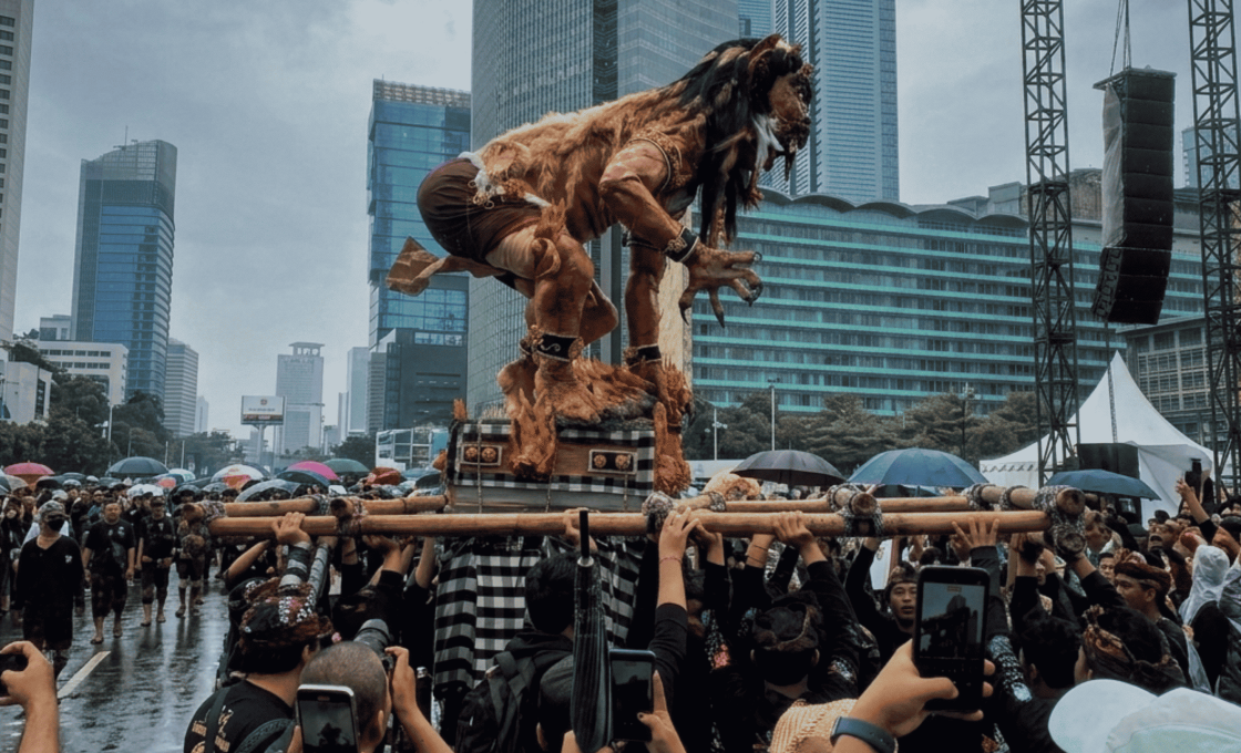 Meski Diguyur Hujan, Semangat Keagamaan tetap Warnai Pawai Ogoh-Ogoh di Bundaran HI