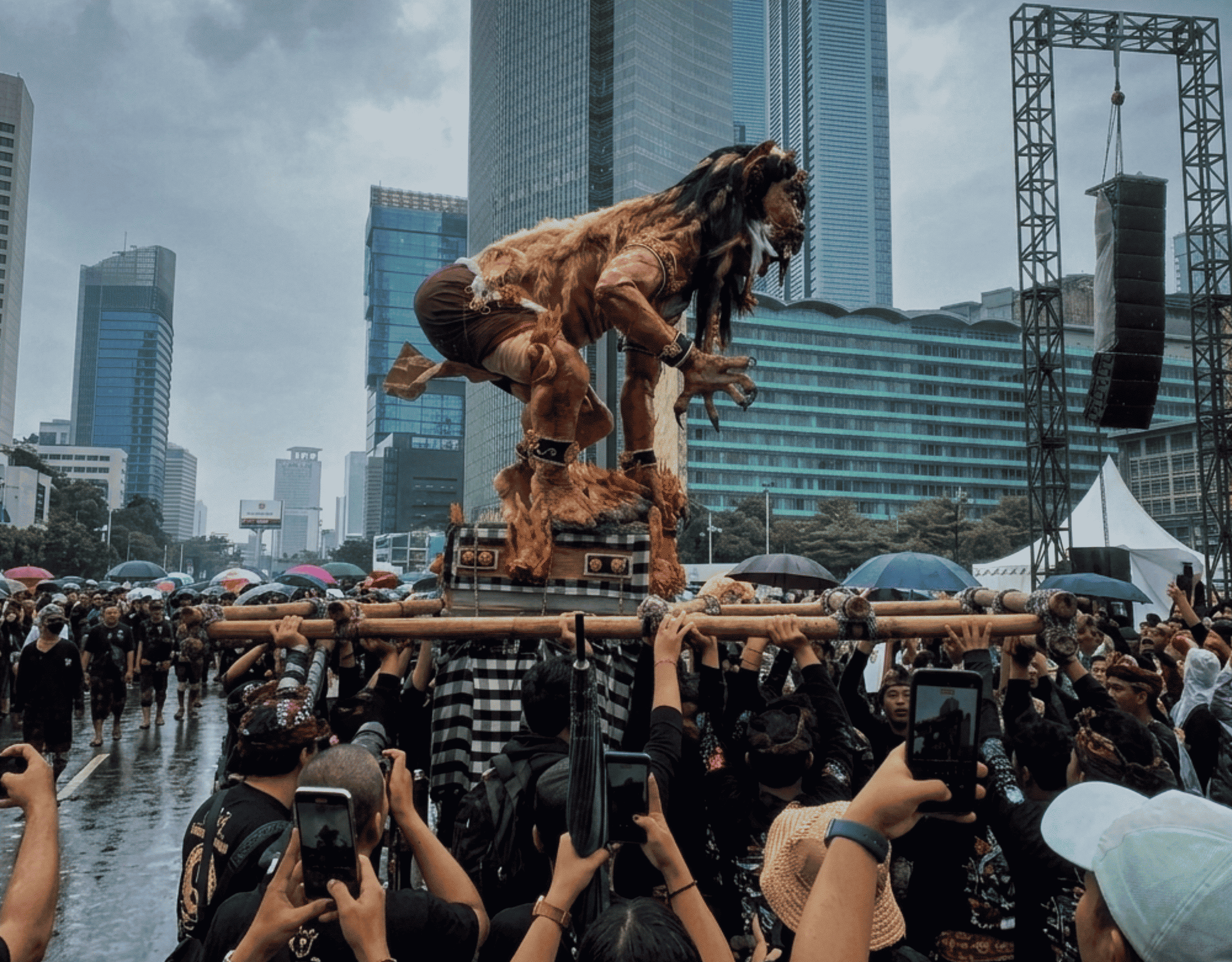 Meski Diguyur Hujan, Semangat Keagamaan tetap Warnai Pawai Ogoh-Ogoh di Bundaran HI