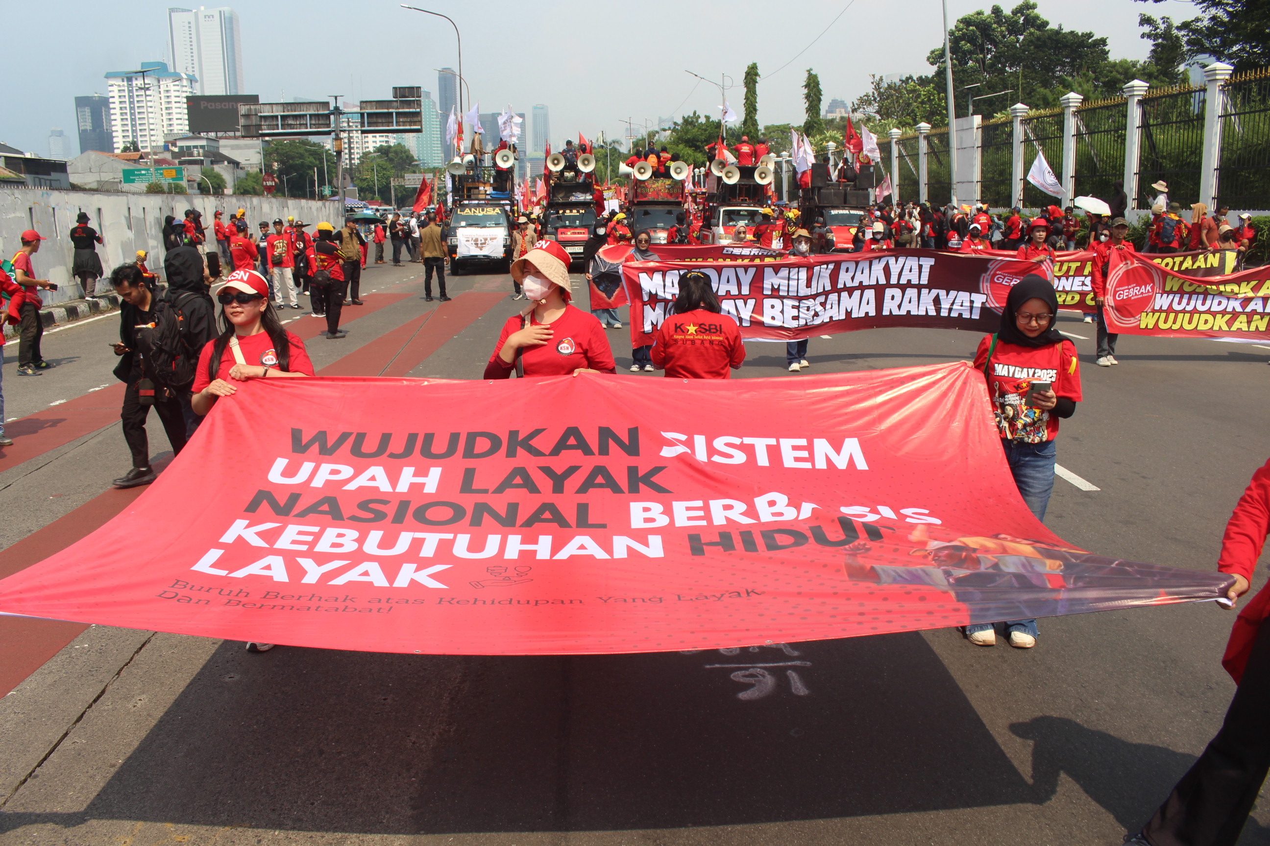 Nasib Buruh di Bawah Bayang-Bayang Upah Rendah dan Militerisasi