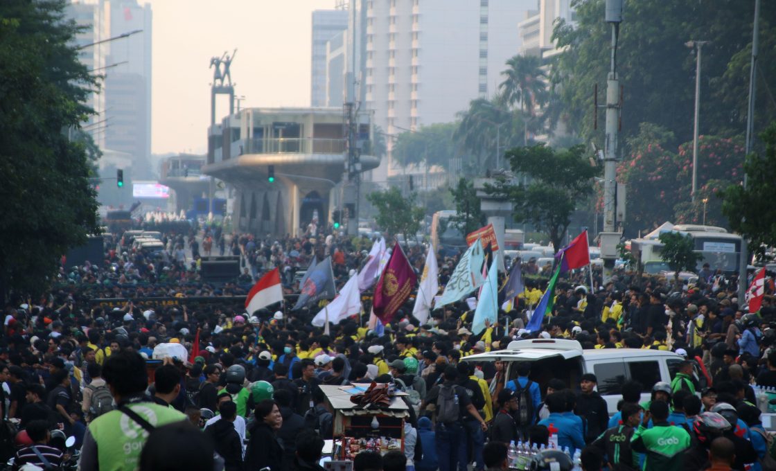 Blokade Aparat Warnai Aksi Demonstrasi #MenujuIndonesiaBangkrut di Bundaran HI