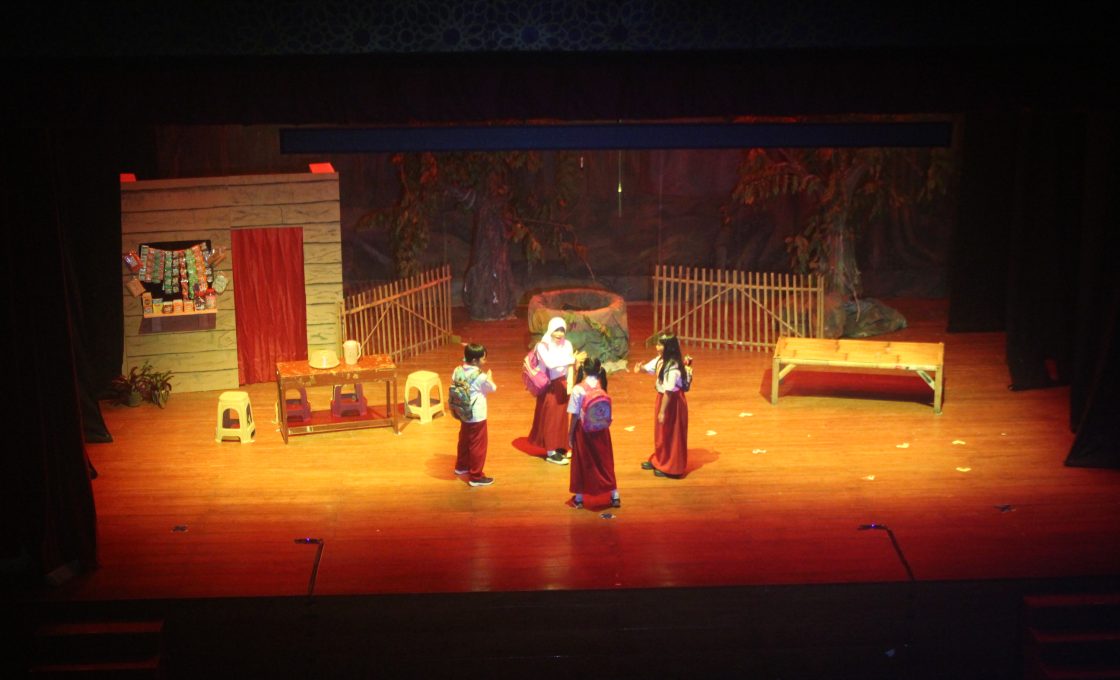 Merajut Nilai Persahabatan Lewat Pementasan Teater Hompimpa Yuk!